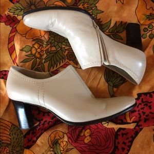 Beautiful cream- leather heeled-booties
